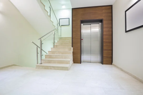 Ascenseur et escalier dans un bâtiment moderne — Photo