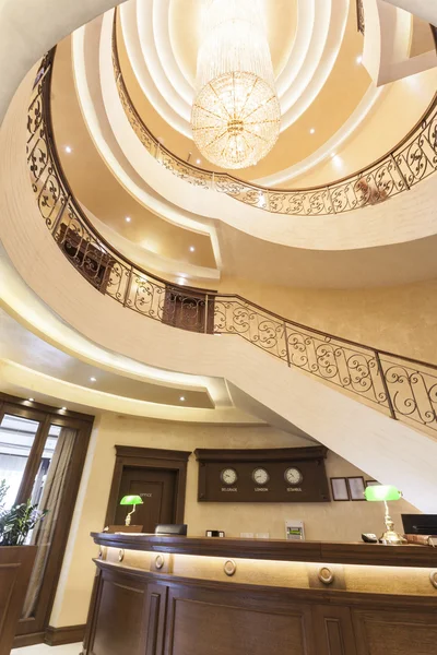 Luxury hotel reception desk chandelier — Stock Photo, Image