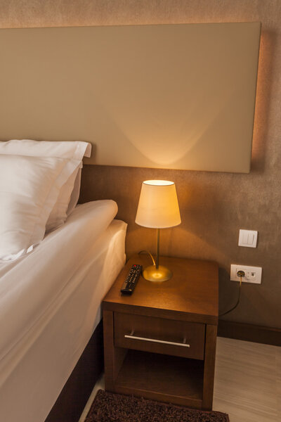 Прикроватная лампа на тумбочке
