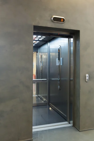 Ліфт з відкритими дверима — стокове фото