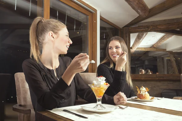 レストランでデザートを楽しむ 2 つのガール フレンド — ストック写真
