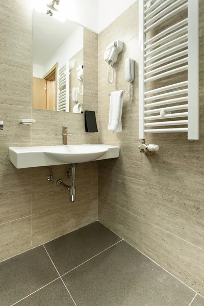 Hotel łazienka umywalka i lustro — Zdjęcie stockowe