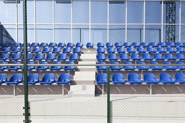 Estadio de tenis con asientos azules —  Fotos de Stock