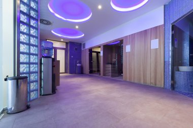 Renkli ışıklar ile spa merkezinin iç