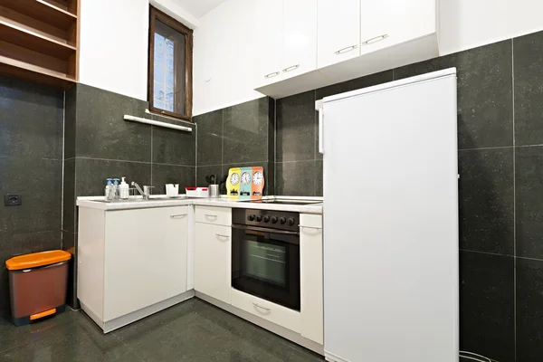 Küçük dairede küçük mutfak — Stok fotoğraf