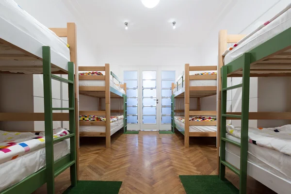 Łóżka piętrowe w pokoju hostel — Zdjęcie stockowe