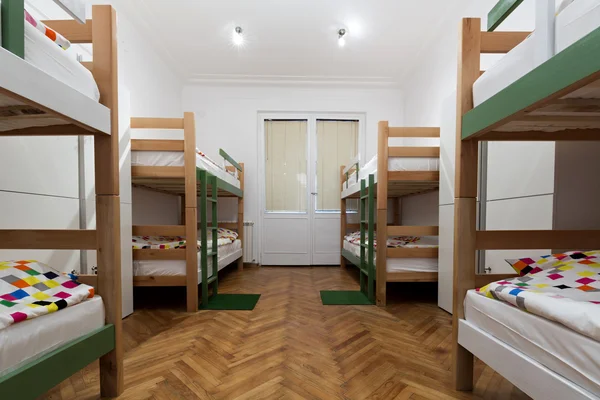 Двухъярусные кровати в комнате общежития — стоковое фото