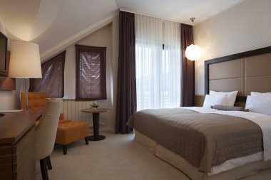 Zarif Çift Kişilik Yatak otel odası