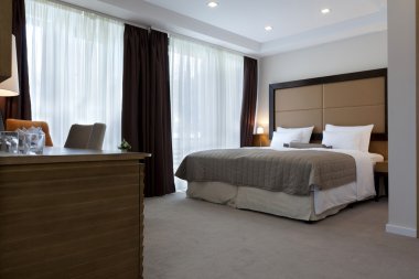 Zarif Çift Kişilik Yatak otel odası