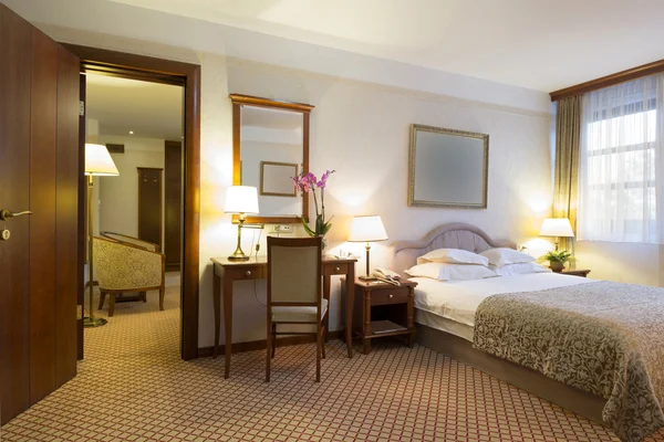 Klasyczny styl wnętrza pokoju hotel — Zdjęcie stockowe