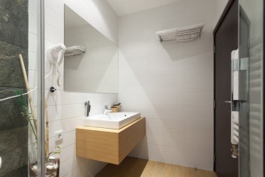 Modern banyoda lavabo ve ayna.