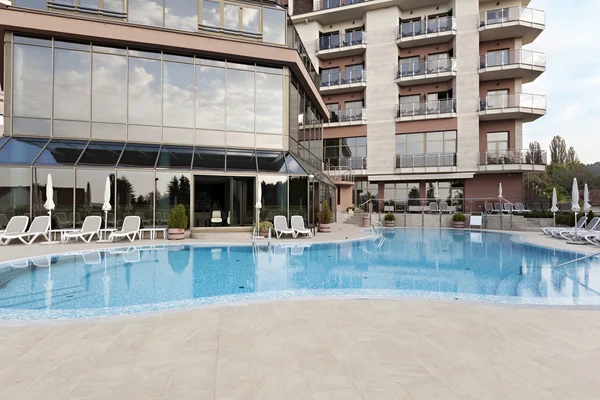 Poolen framför hotel — Stockfoto