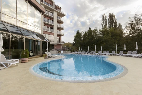 Πισίνα μπροστά από το ξενοδοχείο — Φωτογραφία Αρχείου