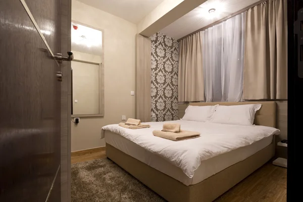 Moderno elegante dormitorio interior — Foto de Stock