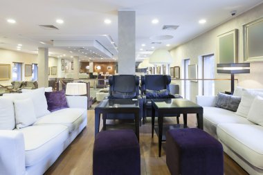 Otel lobisinde konforlu mobilyalarla