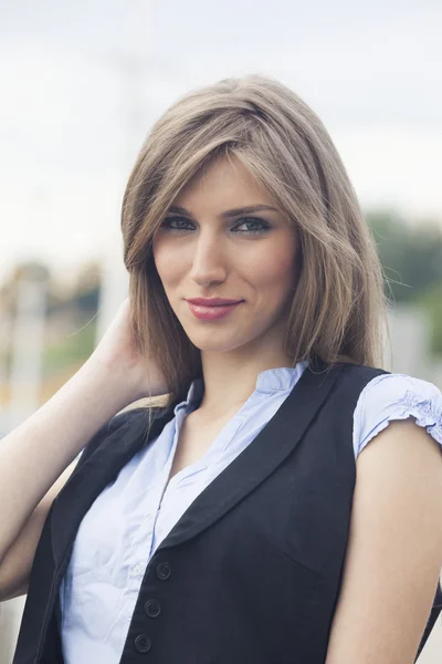 Hermosa mujer en chaleco y camisa de manga corta —  Fotos de Stock