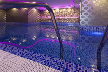 Spa merkezinde renkli ışıklar kapalı havuz
