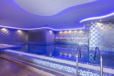 Spa merkezinde renkli ışıklar kapalı havuz