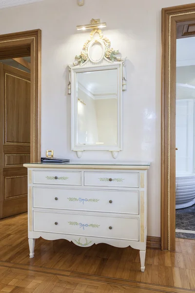 Espejo antiguo y armario en habitación de estilo clásico — Foto de Stock