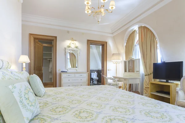 古典的なスタイルのベッドルームのインテリア — ストック写真