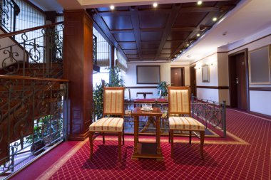Otel koridorda iki sandalye