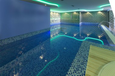Spa merkezinde renkli ışıklar kapalı havuz