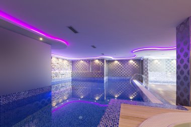 Spa merkezinde renkli ışıklar kapalı havuz