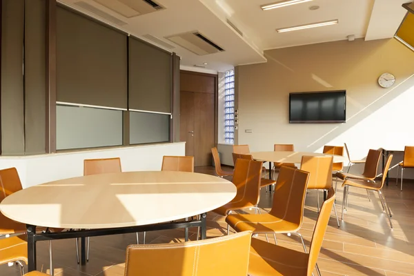 Sala riunioni con tavoli rotondi — Foto Stock
