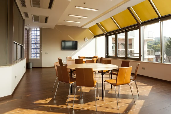 Sala de reuniones con mesas redondas —  Fotos de Stock