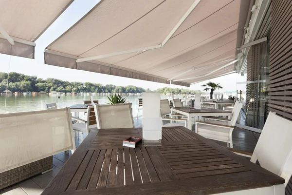 Moderna riverside café terrass — Stockfoto