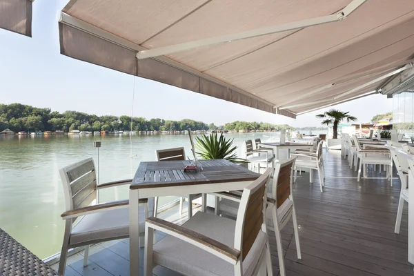 Moderna riverside café terrass — Stockfoto