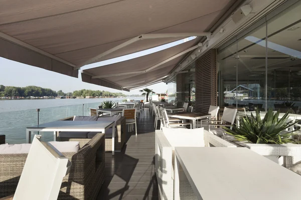 Moderna riverside café terrass — Stockfoto