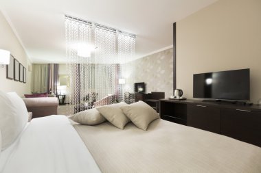 Lüks bir otel odasının içinde.