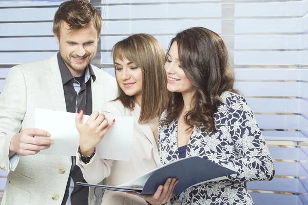 Équipe d'affaires joyeuse dans le bureau — Photo