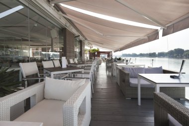 Modern nehir kenarında kafe Teras