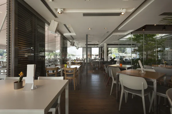 Interior de una elegante cafetería junto al río — Foto de Stock