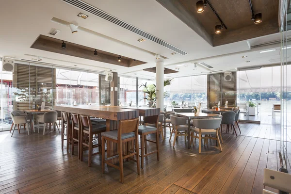 Interior de una elegante cafetería junto al río — Foto de Stock