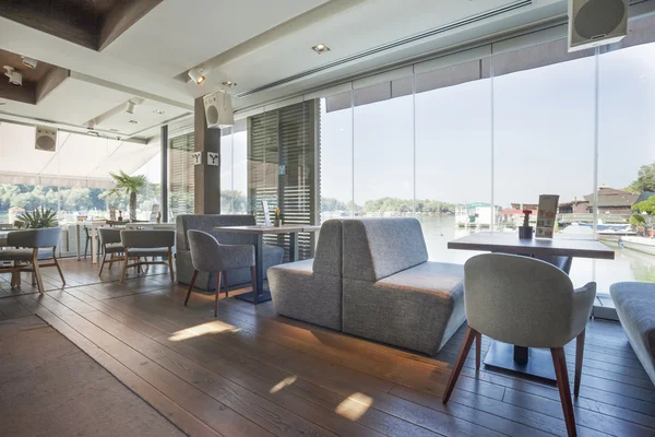 Interior de um elegante café à beira-rio — Fotografia de Stock
