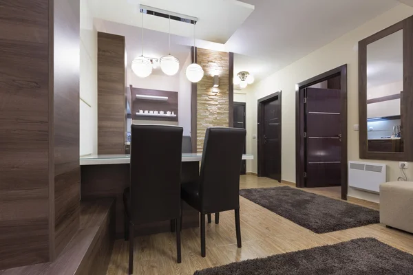 Stół w luksusowy apartament — Zdjęcie stockowe