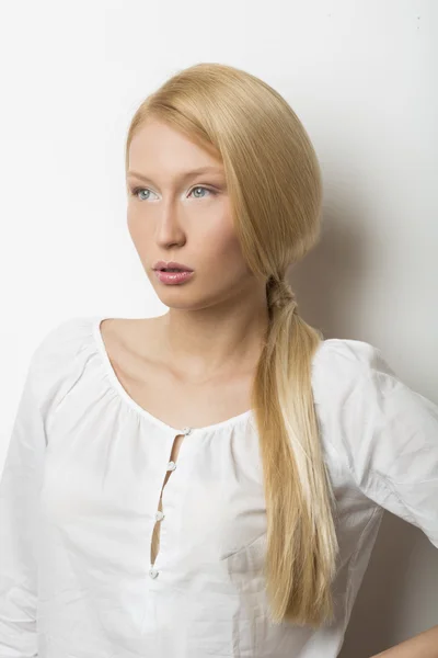 Hermosa mujer con cabello rubio —  Fotos de Stock