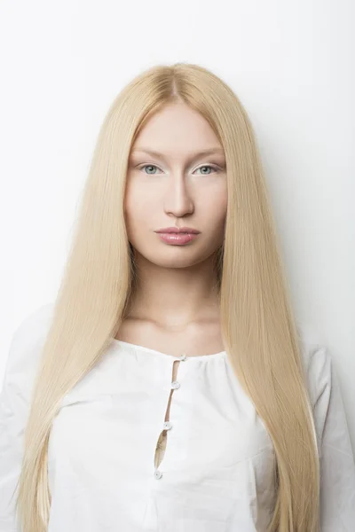 Belle femme aux cheveux blonds raides — Photo