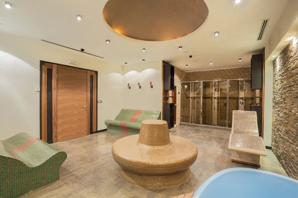 Moderne spa interieur met warme stenen banken — Stockfoto