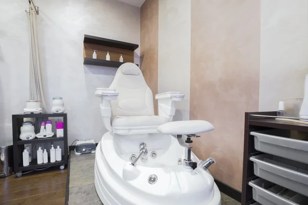 Sedia pedicure moderna nel salone di bellezza — Foto Stock