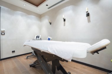 Modern spa merkezinde masaj odası