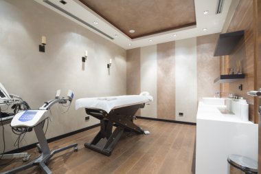 Modern spa merkezinde masaj odası