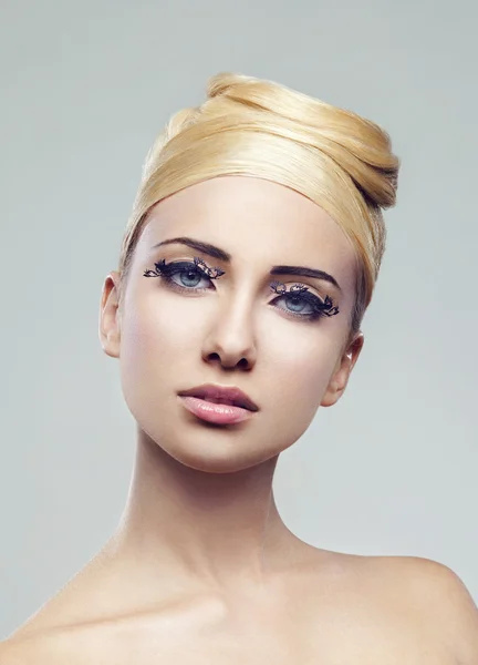 Fashion hairstyle and makeup — Stock Photo, Image
