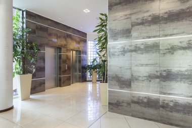 Modern bir binada iki asansörler