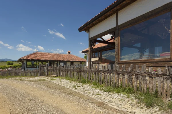 Altes Wirtshaus auf dem Land — Stockfoto