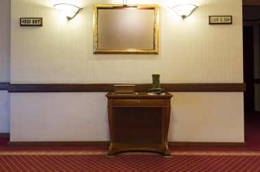 Zarif otel koridorunda