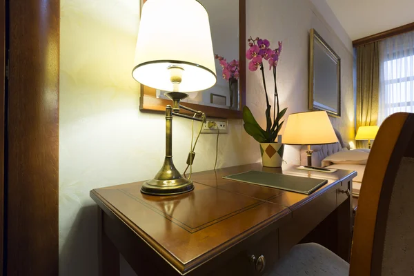 Interiér pokoje hotelu - stůl a lampy — Stock fotografie